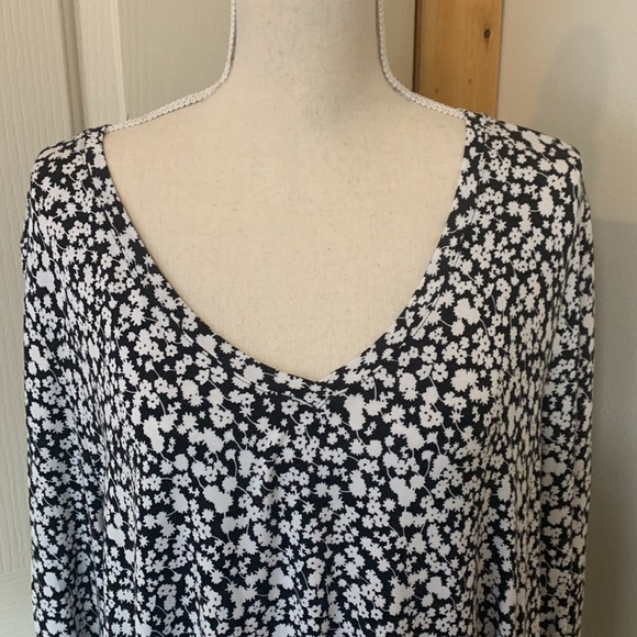 EUC Old Navy Black & White Flowy Top - Picture 2 of 9